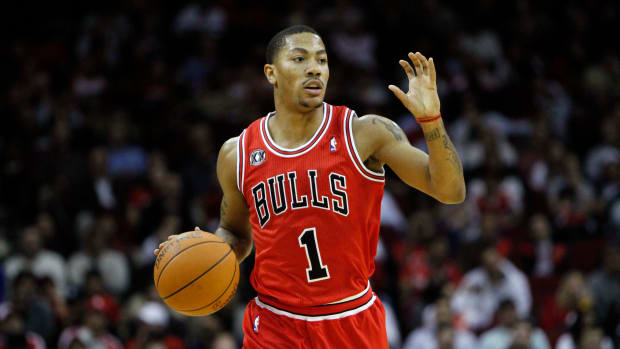 Derrick Rose dribbles the ball.